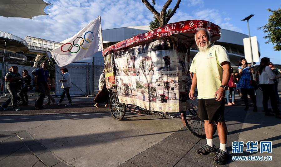 Olympic rickshaw rider cheers for Rio 2016(1/5)