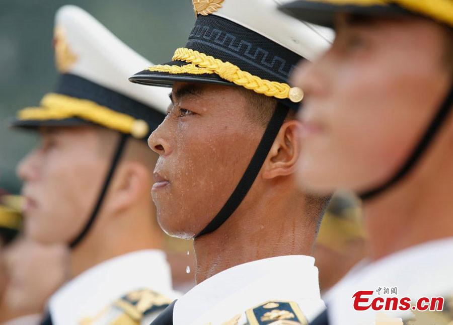 
Beads of sweat on a soldier\'s face during training on July 29, 2016, ahead of Chinese Army Day on August 1. (Photo/China News Service)