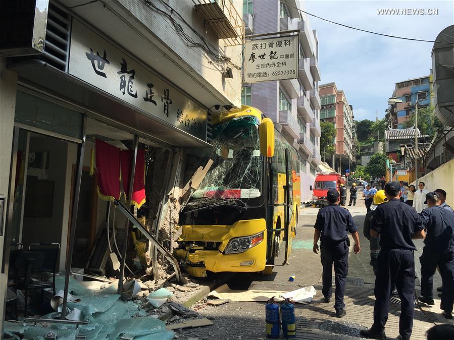 30 mainland tourists injured in bus crash in Macao(1/4)