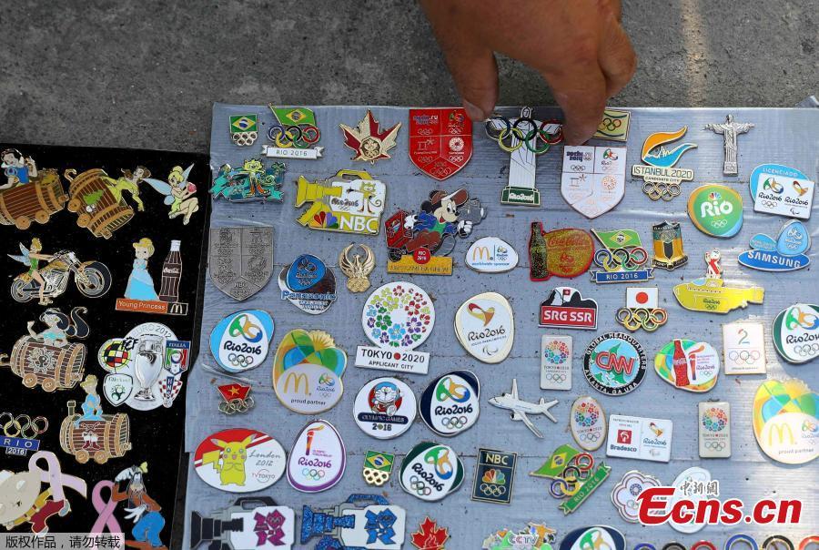 Collectors show Olympic badges for exchange(1/5)