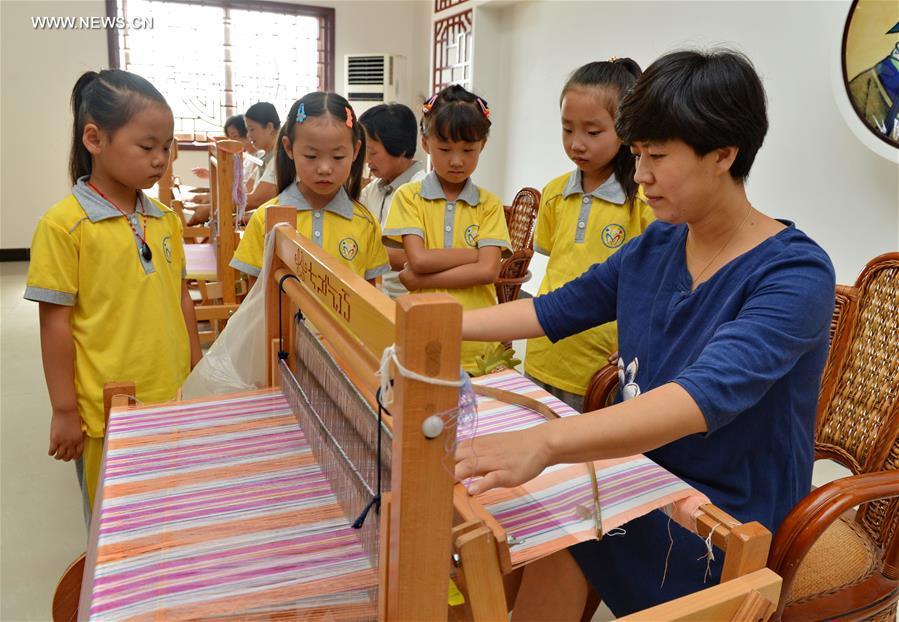 Children learn hand weaving during summer vacation in N China's county(1/3)