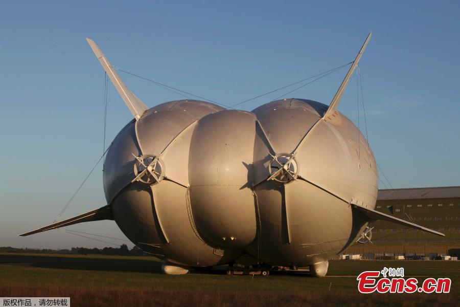 World's longest aircraft edges out of hangar before debut flight(1/4)
