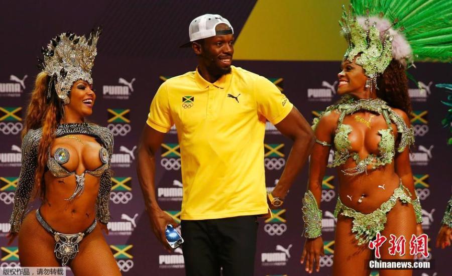 Usain Bolt dances with samba girls in Rio(1/7)