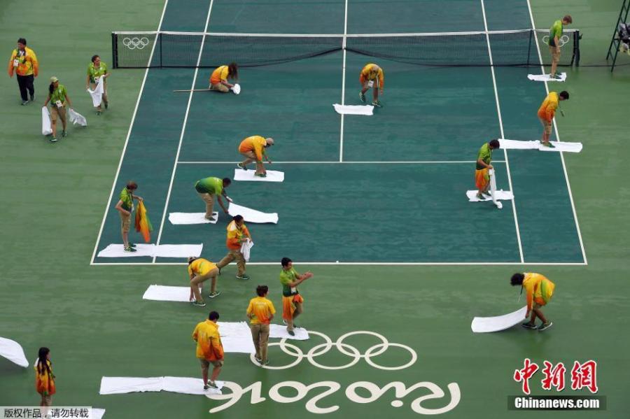 Rain delays Rio Olympics tennis match (1/6)