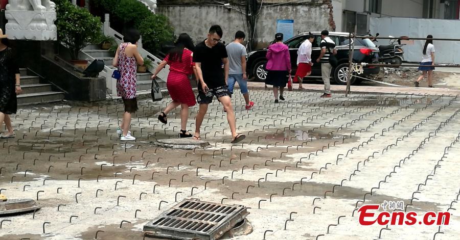 Steel hooks affect office workers in Zhengzhou(1/5)