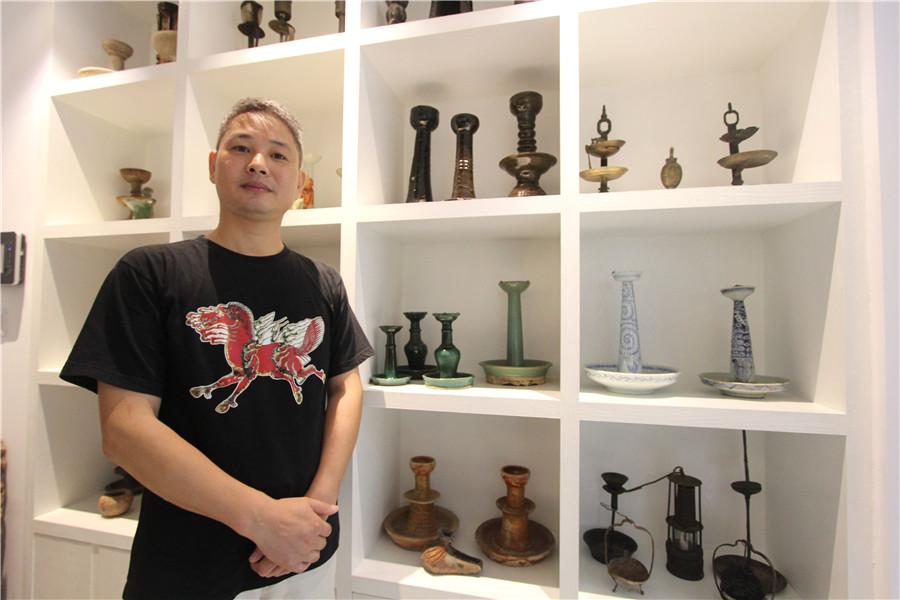Folk collector gathers nearly 1,000 oil lamps in Anhui(1/6)