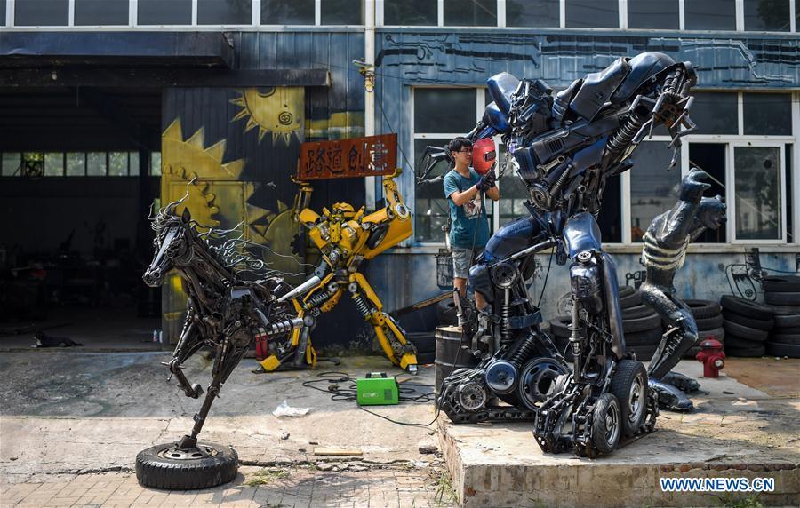 'Transformers' made to express environmental awareness in Tianjin(1/4)