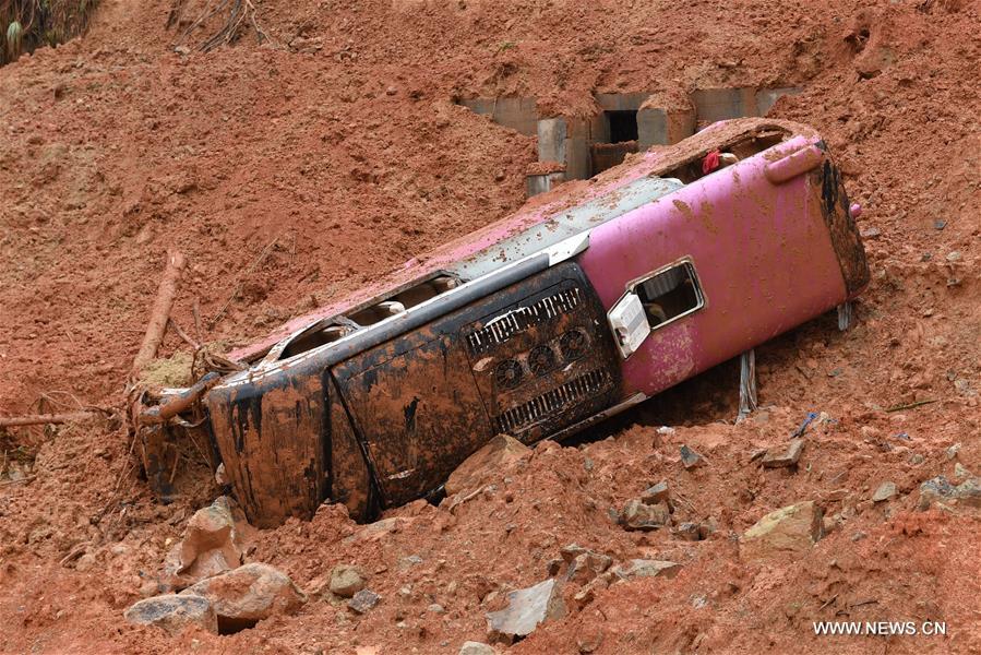 Landslide buries bus in east China(1/7)