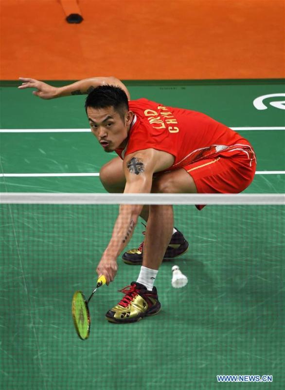 Lin Dan beats Nguyen Tien Minh 2-0 during men's singles group match of Badminton (1/10)