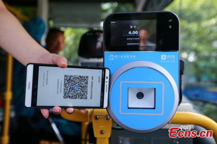 Hangzhou accepts Alipay for bus fares(1/3)