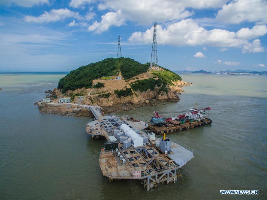 Tidal power generator starts to producing electricity in E China(1/5)
