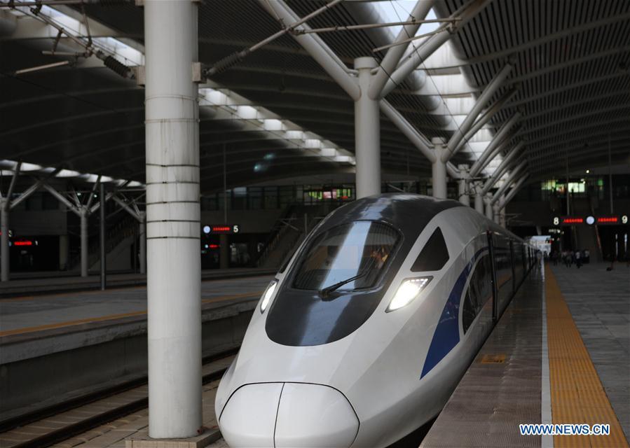China-standard bullet trains start operation (1/4)