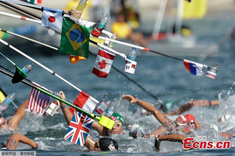 Swimmers refueled in 10km open water race(1/3)