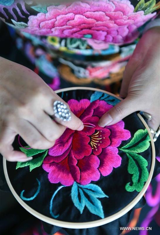 Embroidery in Yi ethnic style(1/8)