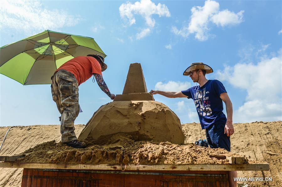 Artists build sand sculptures to greet upcoming G20 Summit(1/9)