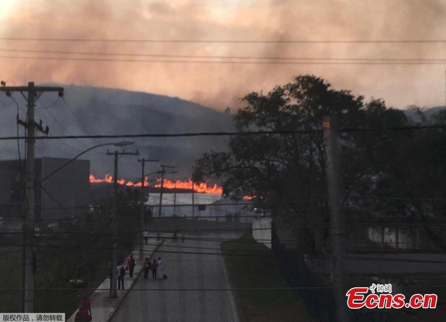 Fire threatens Rio Olympics mountain bike course(1/2)