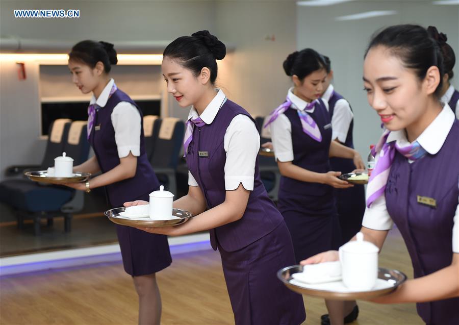 Crew members of bullet trains in E China prepare for G20 Summit(1/5)