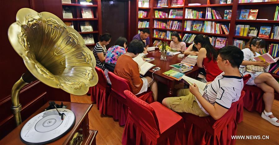 24-hour bookstore opens in NE China(1/5)