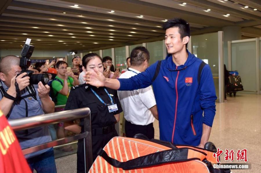Badminton players return from Rio Olympics(1/7)