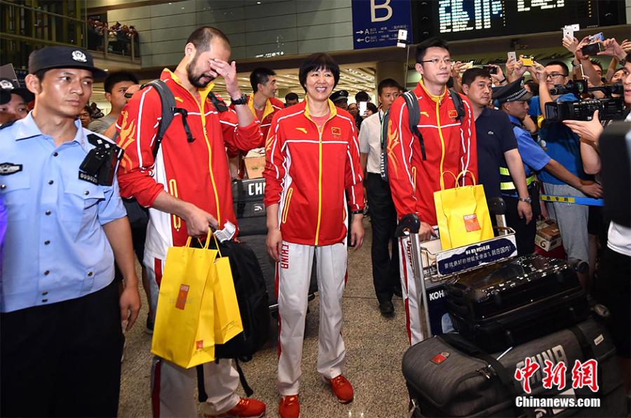 Victorious volleyball team receive heroes' welcome on return(1/8)