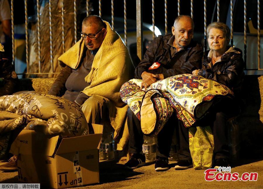 Italy rescuers toil through night as death toll rises(1/5)