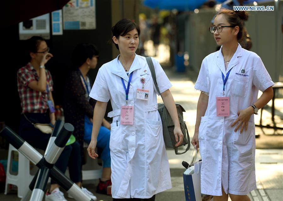 Volunteers participate in voluntary service for Hangzhou G20 Summit(1/5)