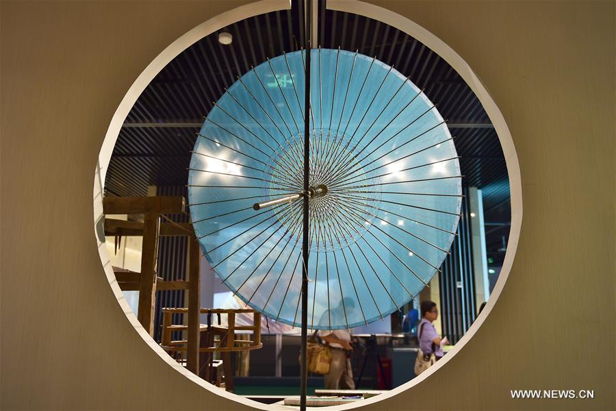 West Lake silk umbrella show held in Hangzhou (1/8)