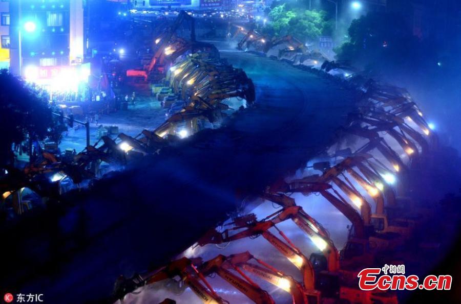 100 plus excavators dismantle a bridge(1/5)