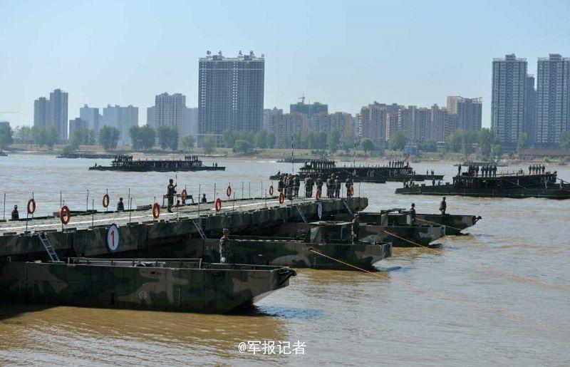 1,150-meter-long 'floating bridge' created on Yangtze River in 26 minutes(1/8)