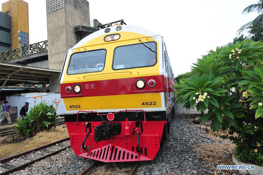 Chinese-made train makes debut for short run in Thailand(1/10)