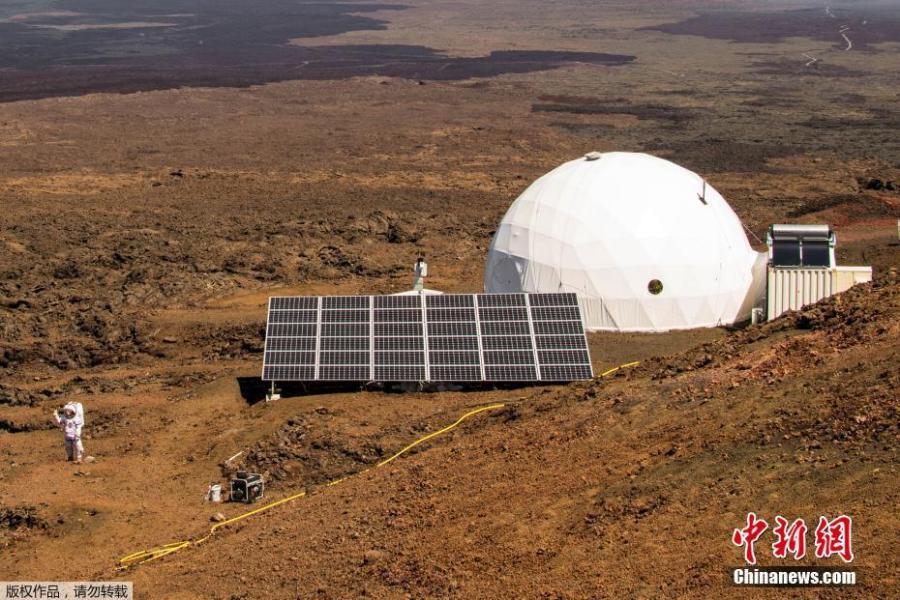 Scientists exit Hawaii dome after yearlong Mars simulation(1/4)