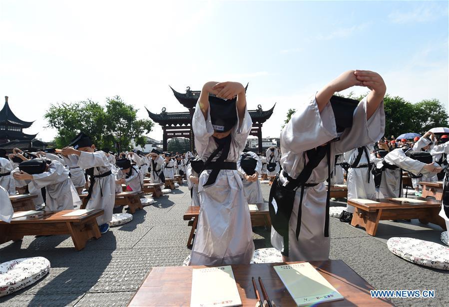 Children attend the first writing ceremony in Nanjing, capital of east China\'s Jiangsu Province, Aug. 31, 2016. A total of 168 children attended the ceremony, a traditional education activity for children to start their school life in China, at the Confucius Temple in Nanjing on Wednesday. (Photo/Xinhua)