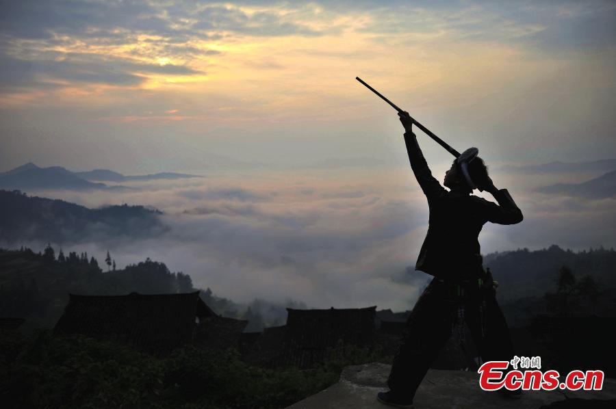 Teenager of 'last gunman tribe' goes to university(1/11)