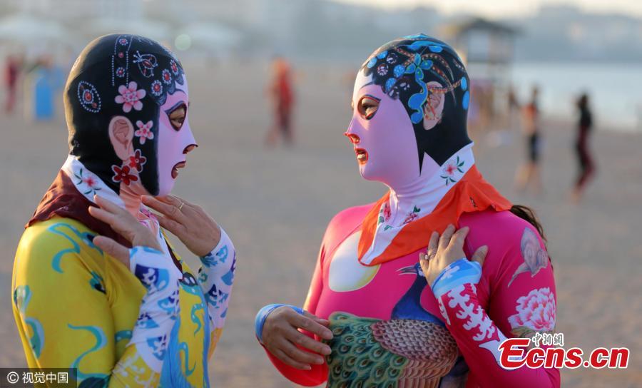 Eye-catching face-kini creates waves in Qingdao(1/4)