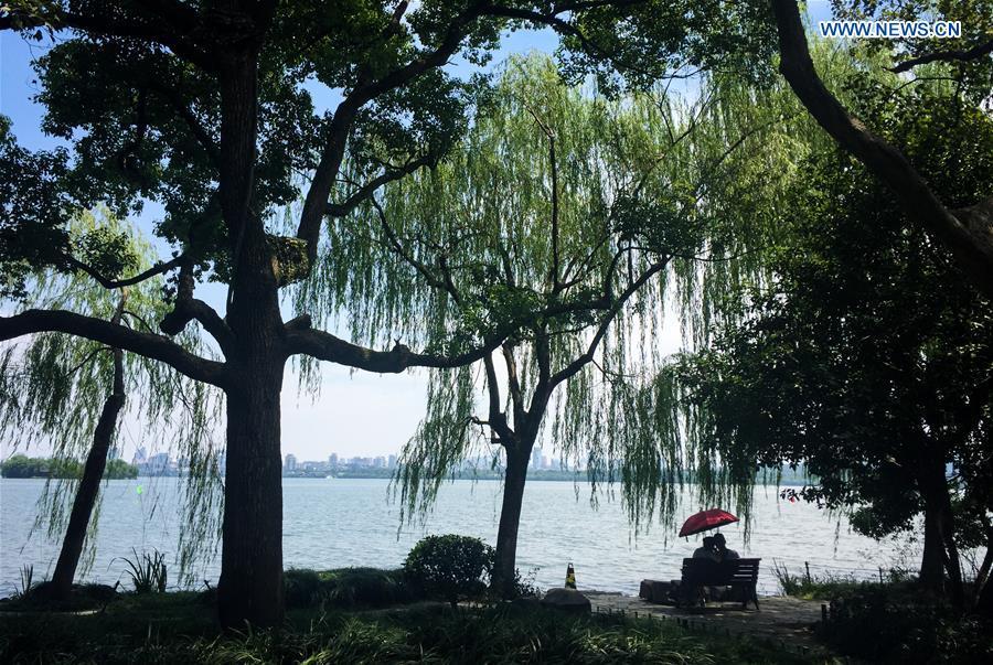 Tourists rest at Su Causeway of West Lake in Hangzhou(1/6)