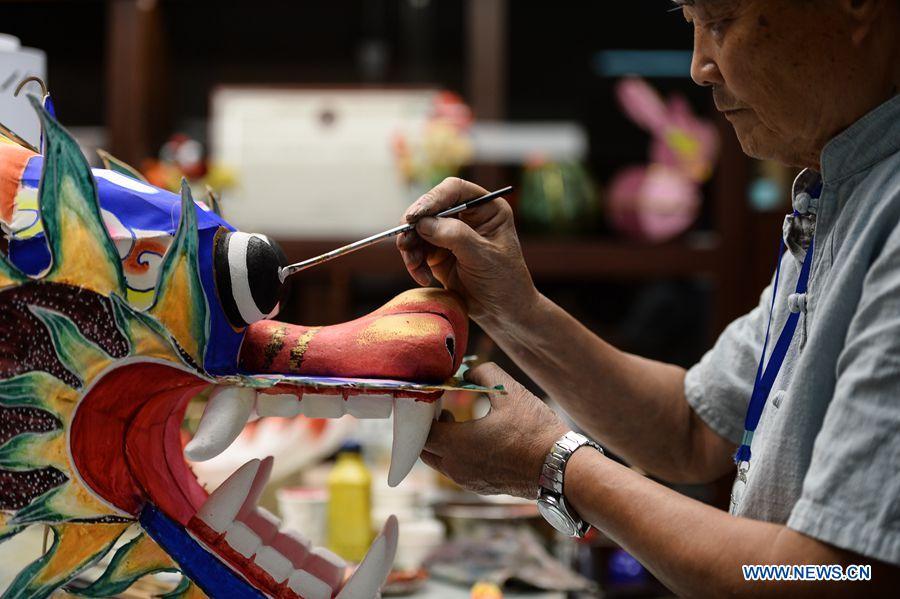 Handicrafts and intangible cultural heritages demonstrated in Hangzhou(1/5)