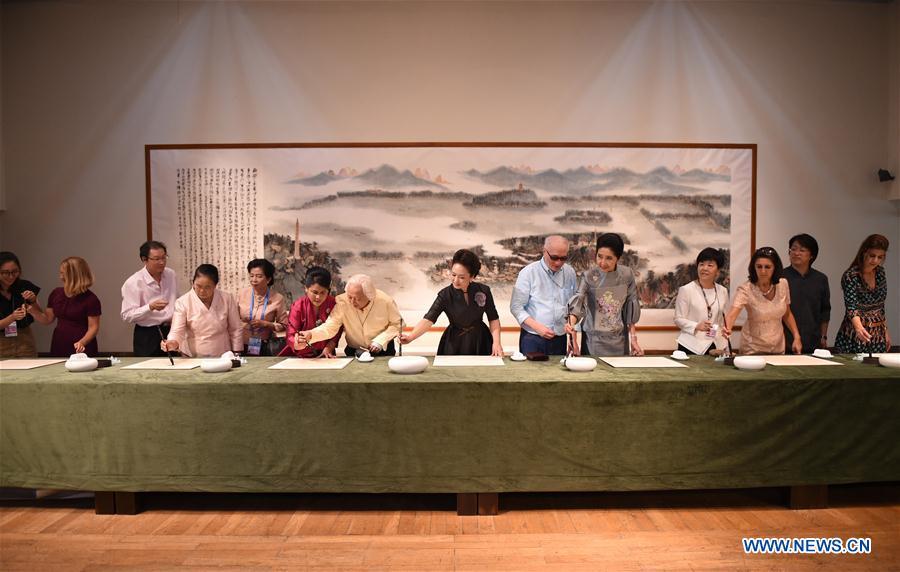 Peng Liyuan and G20 first ladies explore Chinese art(1/5)