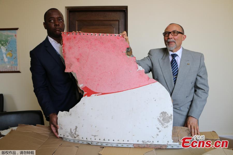 Mozambique shows new pieces of suspected MH370 debris (1/3)