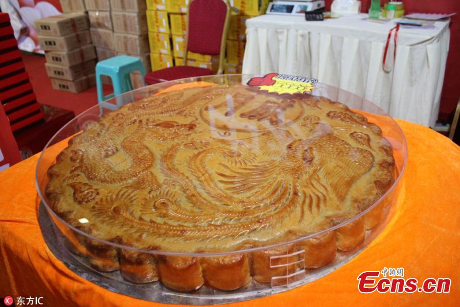 Giant mooncake with seafood filling priced at $1,330 in Chongqing(1/3)