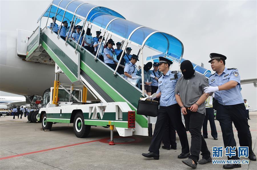 129 Chinese telecom fraud suspects brought back from Armenia(1/4)