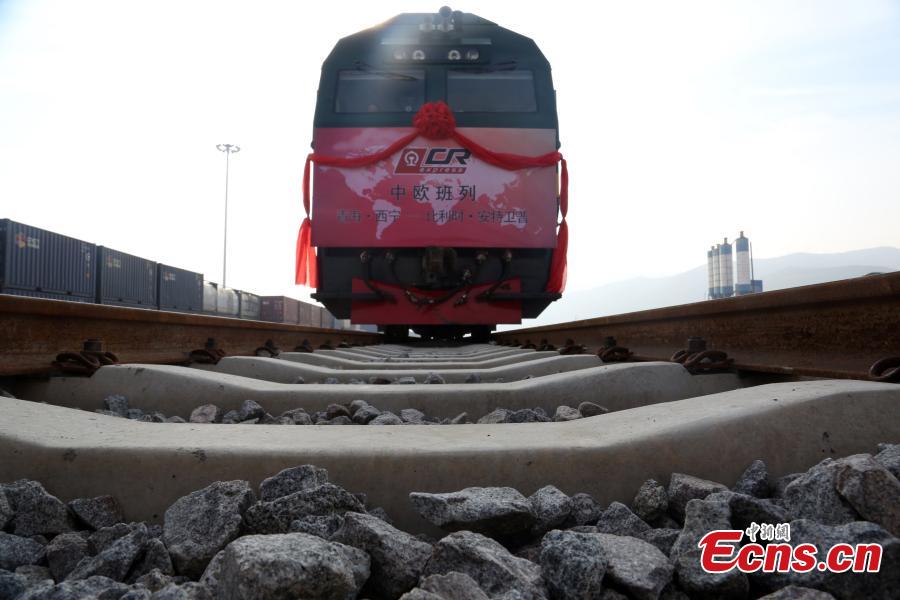 First cargo train leaves Qinghai-Tibet Plateau for Europe(1/4)