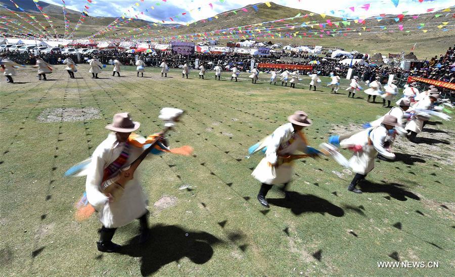 Bullfighting festival held on Damxung Grassland in Tibet(1/6)