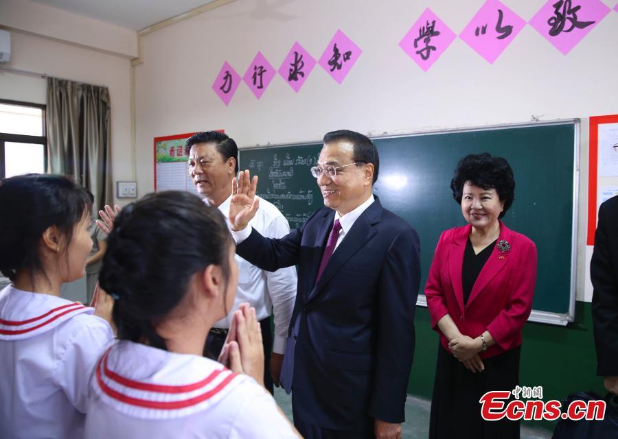 Premier Li Keqiang visits Chinese-language school in Laos (1/3)