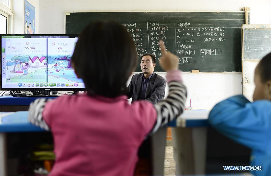 Photo story: only teacher of eight students in Kunlun Village (1/7)