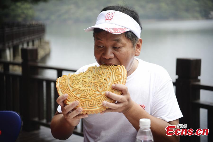 Eater finishes 2-kg mooncake in 28 minutes(1/7)