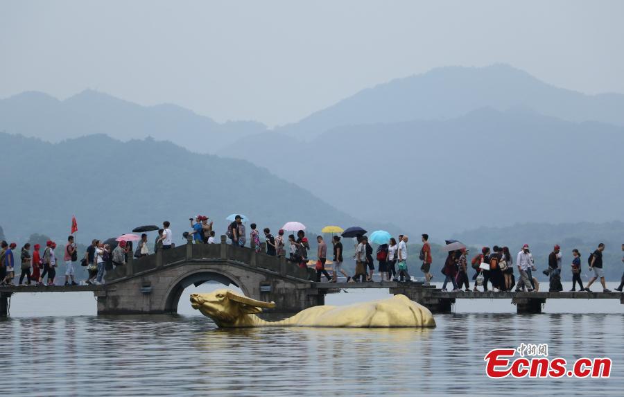 West Lake crowded with tourists after G20 (1/6)