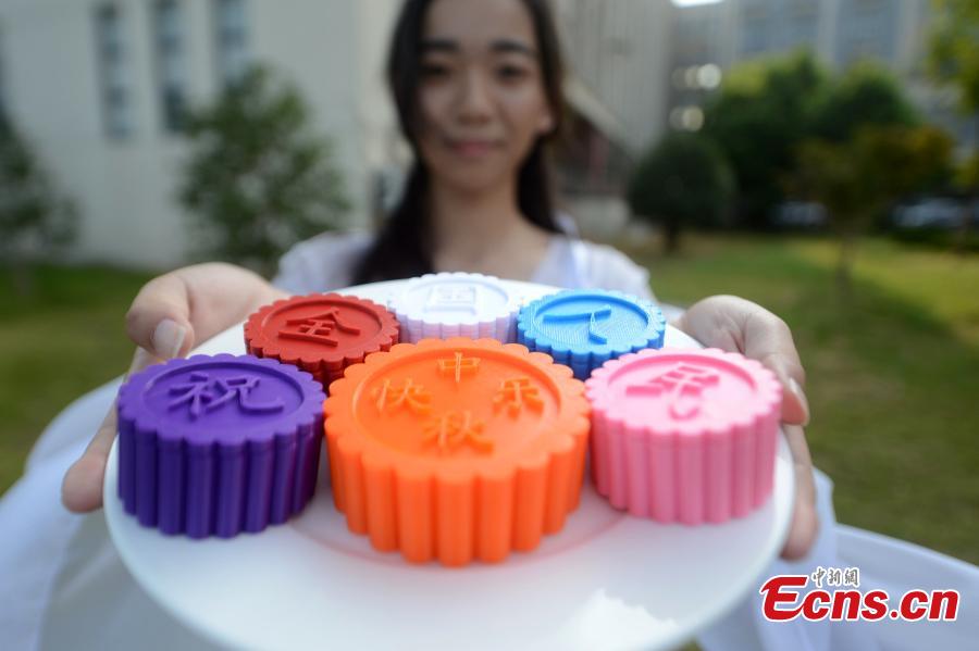 Students create 3D printed mooncake models for festival(1/2)