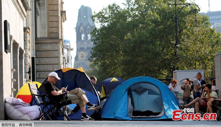 Fans queue up five days ahead of iPhone 7 release date(1/3)