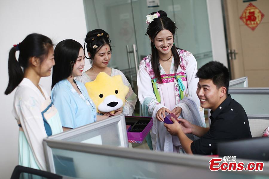 Students in traditional clothes deliver mooncakes (1/3)