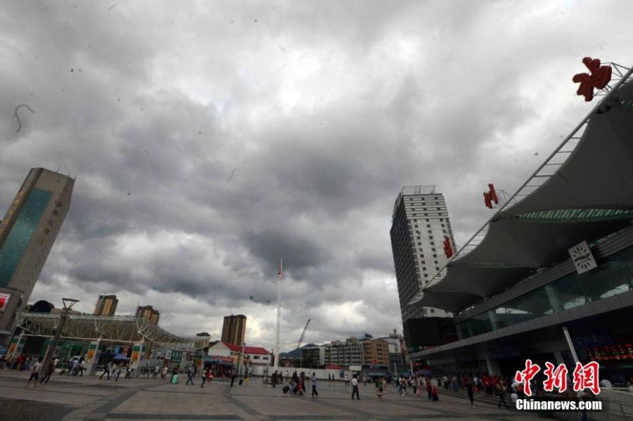 Fujian goes to full alert ahead of typhoon Meranti (1/5)